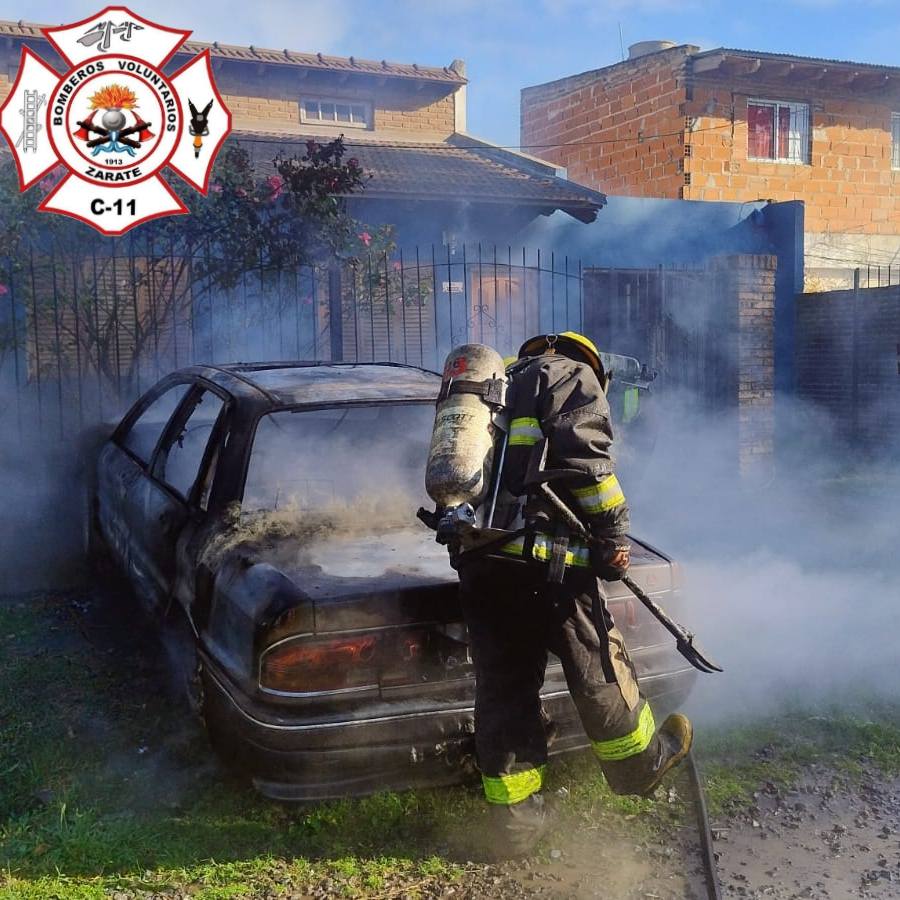 Bomberos controlaron el incendio de un auto y evitaron que se propagara ...