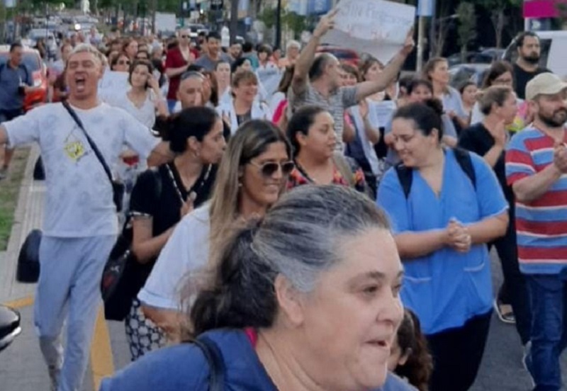 Profesionales de la salud protestaron en el hospital y marcharon por la ...