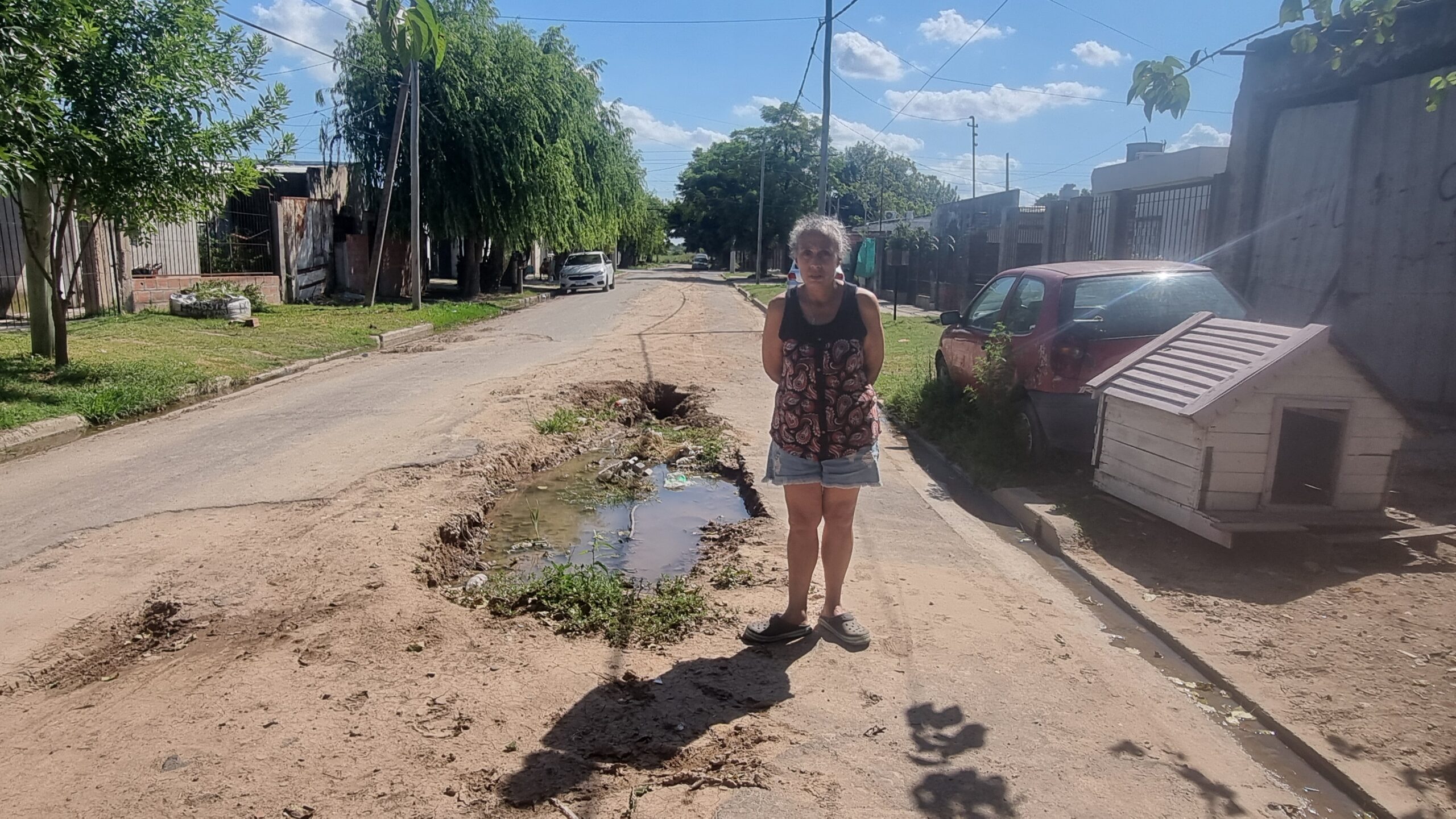 Vecinos de Barrio Pecorena reclaman por un pozo de gran tamaño en la calle